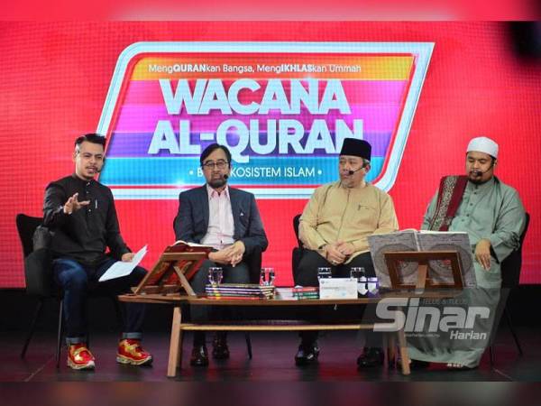 Dari kiri, Amin, Dr Azhari, Roslan dan Ahmad Tirmizi ketika berdiskusi pada Wacana al-Quran Siri 56 bertajuk Kematian Yang Hampir: Bersediakah? yang disiarkan secara langsung di Kumpulan Karangkraf, di Shah Alam pada Isnin. - FOTO ASRIL ASWANDI SHUKOR