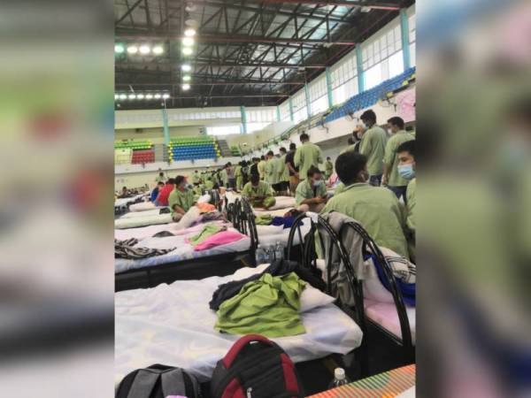 Pesakit Covid-19 warga tempatan mendakwa mereka terpaksa bersesak dan berebut dengan warga asing di Kompleks Sukan Balik Pulau.