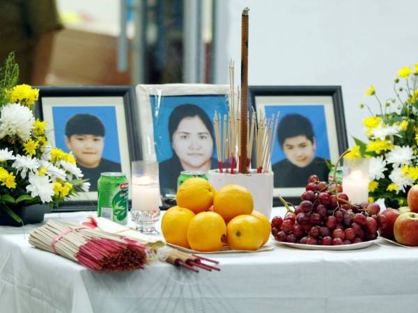 Mendiang Lorna Ting, 33, dan dua anaknya Alvin Phang, 12, dan Wallace Phang, 7, terkorban selepas kenderaan pacuan empat roda (4WD) dinaiki mereka bersama enam lagi ahli keluarga terjunam ke Sungai Batang Lupar pada Jumaat. - Foto Bernama