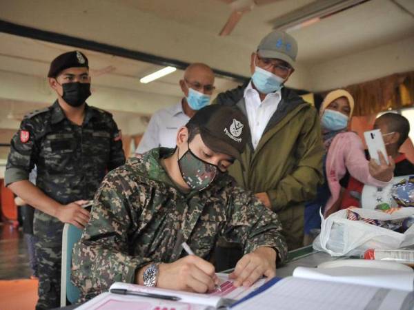 Tengku Hassanal melawat mangsa banjir di salah sebuah PPS di Raub pada Isnin. - Foto ihsan Unit Media Pejabat Sultan Pahang