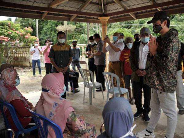 Tengku Hassanal bertanya khabar mangsa banjir di salah sebuah PPS di Raub yang dilawati baginda pada Isnin. - Foto ihsan Unit Media Pejabat Sultan Pahang