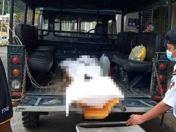 Mayat mangsa bot terbalik di Sungai Jelai dekat Kampung Bertang, Lipis yang berjaya ditemukan pagi Selasa dihantar ke Hospital Lipis untuk proses bedah siasat.