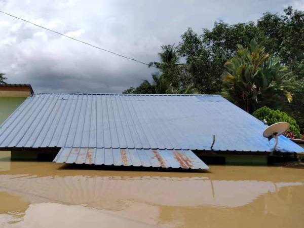 Keadaan rumah Rosilawati di Kampung Batu Kapor, Mentakab yang ditenggelami air.