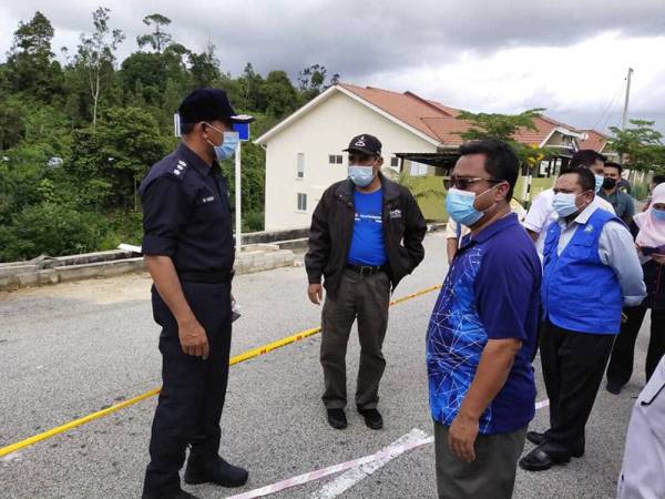 Abdul Rahim (dua kiri) bersama Ketua Polis Daerah Kuantan, Asisten Komisioner Mohamad Noor Yusof Ali meninjau lokasi tanah runtuh yang memusnahkan dua rumah di Taman Gambang Damai di sini, pada Selasa.