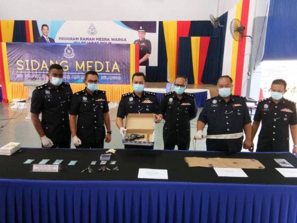 Mohamad Farouk (tiga dari kiri) menunjukkan hasil rampasan pada sidang akhbar di IPD Ampang Jaya.