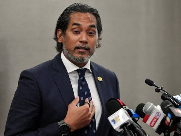 Khairy Jamaluddin ketika sidang media mengenai Perkembangan Perolehan Vaksin Covid-19 Negara di bangunan Parlimen hari ini. -Foto Bernama