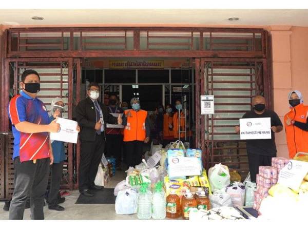 Mohd Azhar menyerahkan sumbangan makanan daripada pihak Hospital Pakar KPJ Johor untuk mangsa banjir di semua PPS di Pejabat JKM Kota Tinggi, Kota Tinggi pada Selasa.