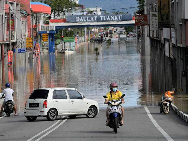 Laluan ke pusat bandar Kota Tinggi melalui Jambatan Kota Tinggi di Jalan Besar masih ditutup selepas ditenggelami air ketika tinjauan hari ini.