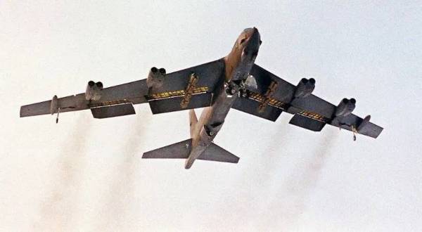 AS menghantar pesawat pengebom B-52 ke rantau Teluk dan terbang tidak terlalu jauh dari Iran bagi menunjukkan kekuatan ketenteraan yang dimilikinya. - AFP