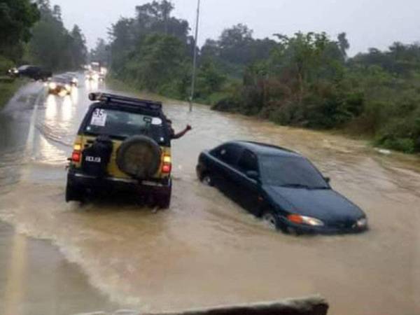 Tanah Merah menjadi jajahan terbaharu dilanda banjir di Kelantan bermula petang Selasa berikutan hujan lebat sejak beberapa hari lalu. Foto: Ehsan Pembaca