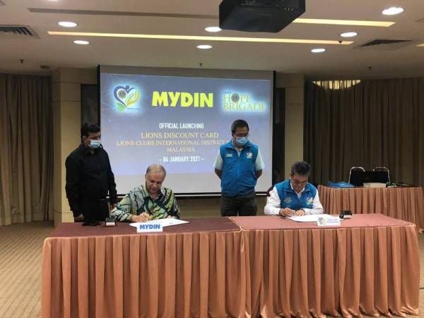 Ameer Ali (kiri) dan Kenny (kanan) menandatangani MoU pada Isnin.