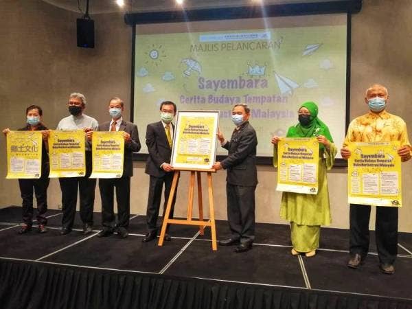 Anwar (tiga dari kanan) dan Kuan-Fu (empat dari kiri) menyempurnakan pelancaran Sayembara Cerita Budaya Tempatan di GMBB pada Selasa.