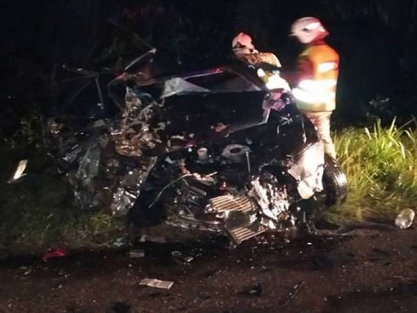 Anggota bomba mengeluarkan seorang lelaki yang tersepit di tempat duduk pemandu selepas terlibat kemalangan di Jalan Labis, Batu 4, Lam Lee, Labis, Johor pada malam Selasa.