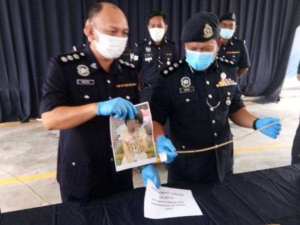 Arifai menunjukkan rotan yang dirampas bagi membantu siasatan.