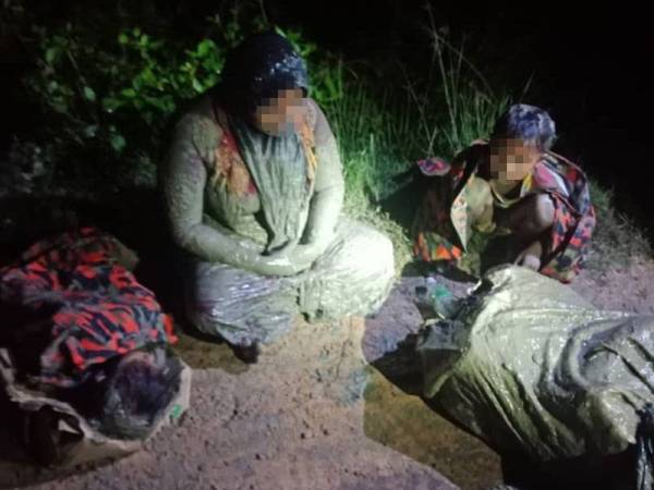 Empat etnik Rohingya diselamatkan sepasukan anggota bomba selepas terperangkap dalam lumpur di belakang Dewan Orang Ramai Kampung Sungai Serdang awal pagi Rabu.