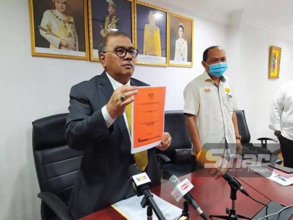 Mohd Zolkafly menunjukkan pelan baik pulih yang telah disiapkan untuk dilaksanakan bagi memastikan laluan tersebut digunakan semula.