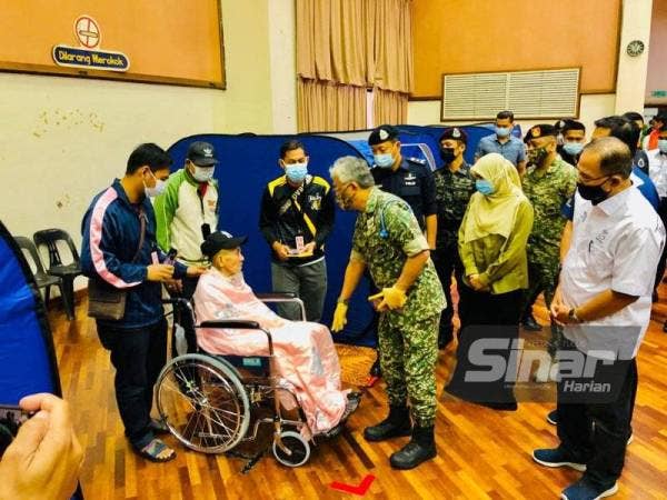 Al-Sultan Abdullah berkenan beramah mesra dengan salah seorang warga emas di PPS Wisma Belia, Indera Mahkota, Kuantan pada Rabu.
