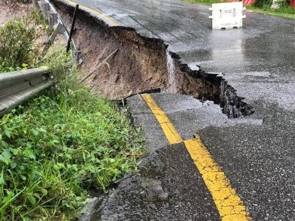 Tanah runtuh sepanjang 100 meter di Jalan Kenyir- Felda Aring, Hulu Terengganu. Foto Ihsan PDRM