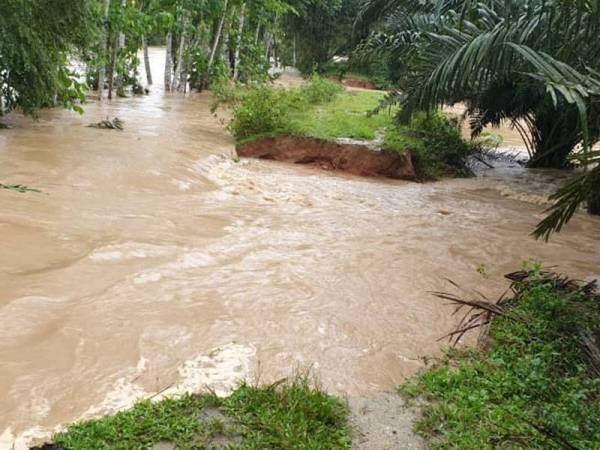 Keadaan awal ban pecah di Kampung Pasir, Ulu Slim yang menyebabkan limpahan sungai dan banjir, Ahad lepas.