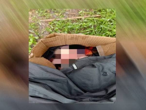 Bayi perempuan yang diletakkan di dalam kotak itu ditemui oleh pemancing yang kebetulan melalui kawasan itu.