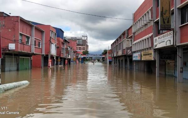 Beberapa kawasan premis di Bandar Kota Tinggi pada Selasa masih dinaiki air sekali gus menjejaskan aktiviti serta pergerakan penduduk setempat.