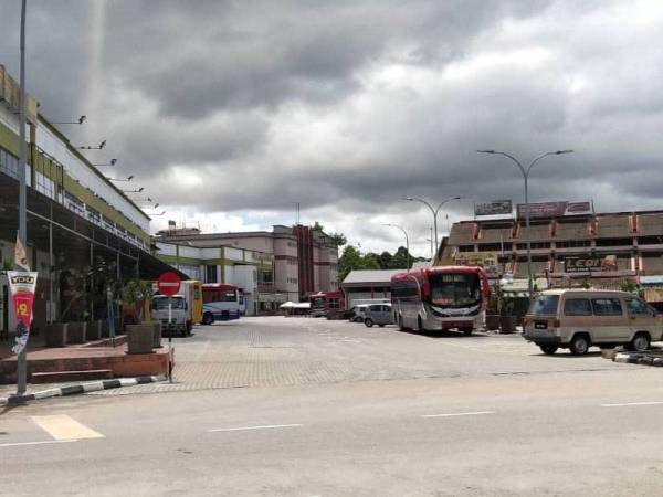 Bandar Kota Tinggi pada Rabu yang dinaiki air setinggi 2 meter sebelum ini kini beransur-ansur pulih dan hanya beberapa tempat masih digenangi air.