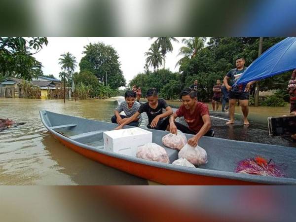 Perahu juga digunakan untuk memasuki kawasan yang teruk bagi menghantar ayam dan santan.