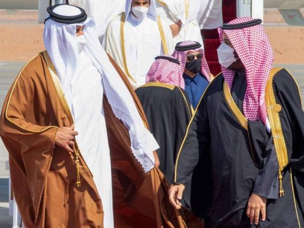 Putera Mahkota Arab Saudi, Putera Mohammed bin Salman (kanan) menyambut Emir Qatar, Sheikh Tamin Hamad Al Thani selepas beliau tiba untuk menghadiri sidang kemuncak Majlis Kerjasama Teluk di Arab Saudi pada 5 Januari lalu. - Foto AFP