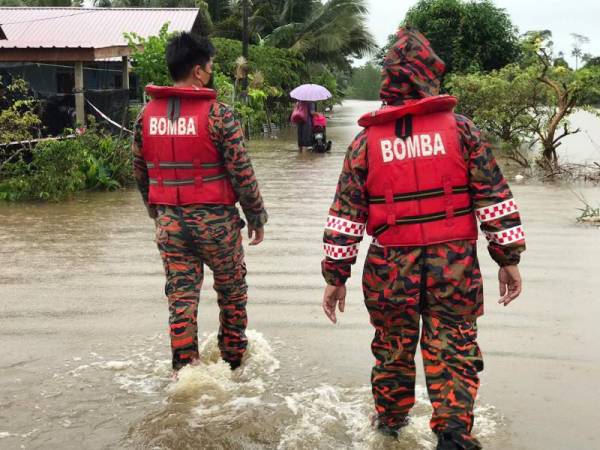 Operasi menyelamatkan mangsa banjir yang terperangkap dalam rumah masing-masing di Kampung Sungai Padang, semalam.