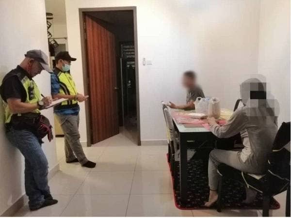 Penjawat awam yang ditahan penguat kuasa Pejabat Agama Daerah Kulim pada awal pagi Khamis.