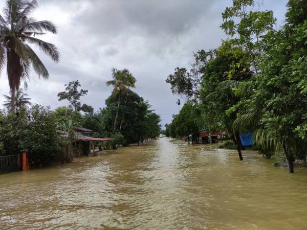 Keadaan banjir di Kampung Pengkalan Ajal, Ajil.