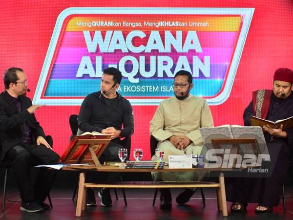 Fazrul (kiri) bersama Kevin (dua dari kiri), Ustaz Mohd Khairil Anwar (dua dari kanan) dan Ustaz Ahmad Tirmizi (kanan) ketika program program Wacana Al-Quran siri ke 57 bertajuk ‘Bina Jiwa dan Jasad Sihat’ yang diadakan secara lansung di Studio F, Kumpulan Karangkraf, pada Selasa. (FOTO: ASRIL ASWANDI SHUKOR)