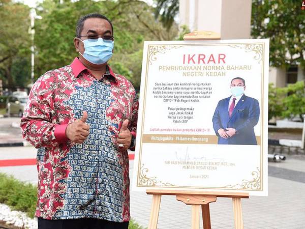 Muhammad Sanusi selepas mengetuai bacaan ikrar kempen pembudayaan norma baharu peringkat negeri di Wisma Darul Aman.