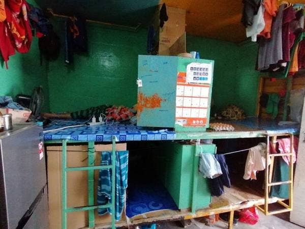 Keadaan tempat tinggal berkotak dan setiap kotak didiami dua pekerja.