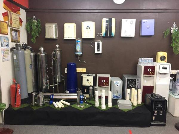 Antara set penapis air yang dirampas KPDNHEP dalam serbuan di Taman Pinggiran Putra, Seri Kembangan pada Rabu.