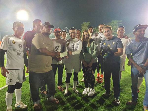 Mohd Yusof menerima cek yang disampaikan oleh wakil Secret Desire Skincare Sdn Bhd.