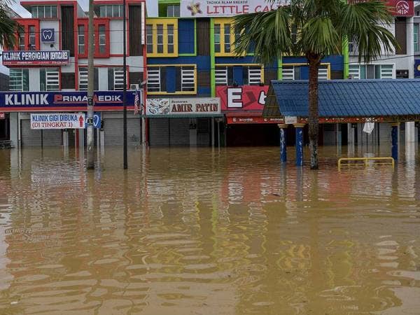 Keadaan di kawasan deretan kedai dan tempat menunggu bas yang hampir ditenggelami air ketika tinjauan banjir di sekitar bandar Temerloh, Pahang.