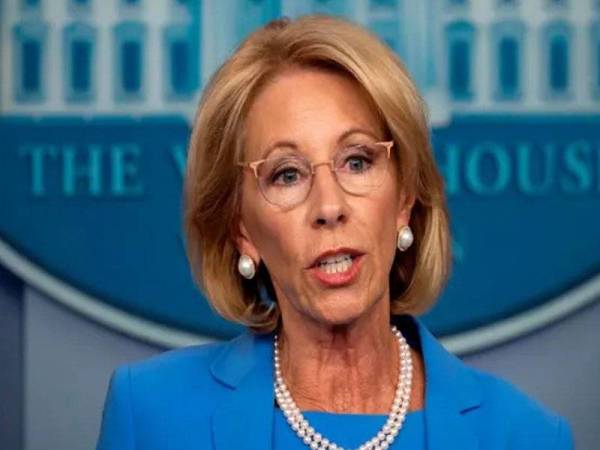 Betty meletakkan jawatan daripada Kabinet Trump sebagai membantah insiden serangan di Capitol. - AFP