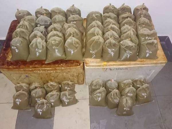 Sebahagian daripada barangan yang dirampas oleh PGA Batalion 7 Kuantan iaitu 61 bungkus air ketum.