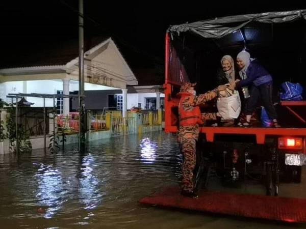 Anggota bomba BBP Chukai tetap komited membantu memindahkan mangsa banjir di sekitar Chukai, Kemaman.