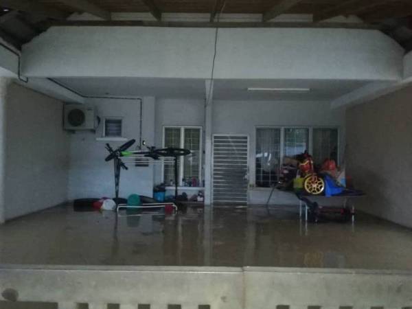 Kediaman Mohd Zailani di Bandar Baru Bukit Mentok, Kemaman yang turut dinaiki air sedalam 0.5 meter.
