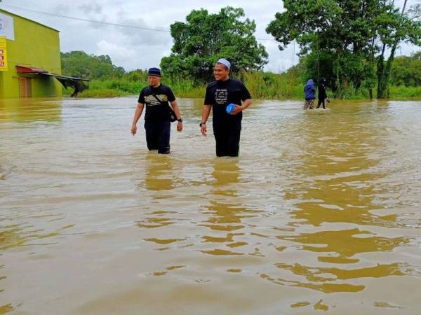Penduduk sanggup meredah banjir untuk ke masjid menunaikan solat Jumaat di Masjid Jubli Perak Sultan Ismail Petra, Rantau Panjang pada Jumaat.