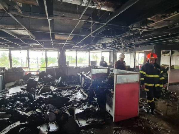 Keadaan dalam bangunan TNB Tanah Merah selepas terlibat dalam kebakaran awal pagi tadi. - FOTO: IHSAN Jabatan Bomba dan Penyelamat Negeri Kelantan