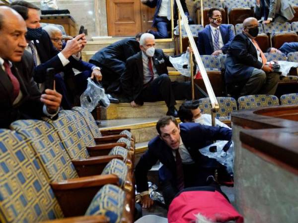 Beberapa anggota Dewan Perwakilan yang menyertai sesi untuk mengesahkan kiraan Undi Elektoral yang menentukan kemenangan Joe Biden terpaksa bersembunyi selepas kumpulan perusuh menyerbu masuk Capitol.