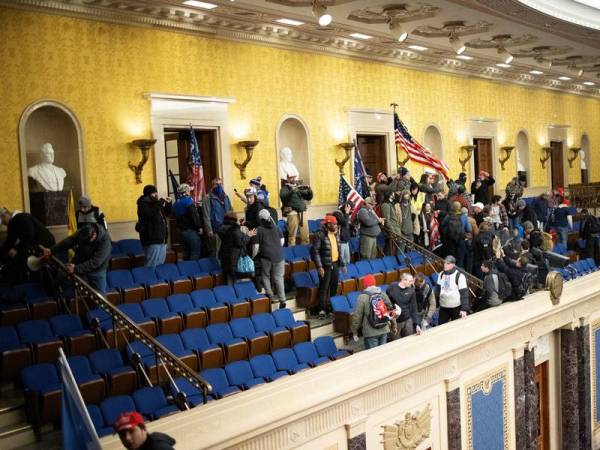 Kumpulan terbabit berlegar-legar di Dewan Senat selepas berjaya menyerbu masuk ke dalam Capitol hingga menyebabkan sesi kiraan Undi Elektoral tersebut terpaksa ditangguhkan.