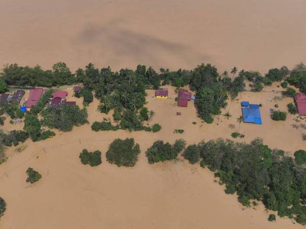 Pemandangan udara menunjukkan sebahagian kawasan Temerloh yang masih dilanda banjir yang belum surut sepenuhnya ketika tinjauan hari ini. - Foto Bernama