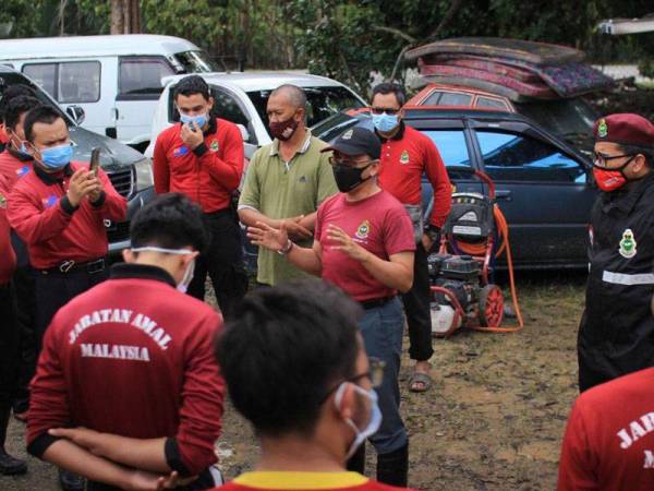 Khairil Nizam merasmikan pelancaran Operasi Bantuan Banjir JAM di Kota Tinggi, Johor pada Jumaat. - sumber gambar: Facebook Ir. Ts. Khairil Nizam