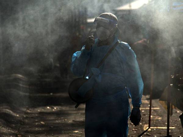 Kelihatan seorang petugas kesihatan memakai alatan perlindungan peribadi (PPE) serta pelitup dan pelindung muka memulakan tugas pada Kempen Jalanan Pendidikan Kesihatan dan Pembudayaan Norma Baharu di Pasar Tani Labuan hari ini.