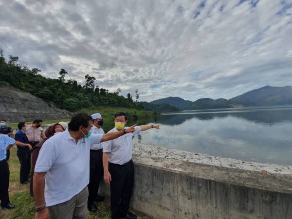 Kon Yeow (kanan) dan Jaseni ketika meninjau keadaan Empangan Mengkuang yang dipesarkan melalui projek MDEP