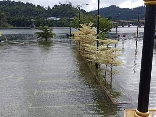 Limpahan air Tasik Banding di Kawasan Hentian Royal Belum, Gerik setakat ini tidak menjejaskan orang ramai dan operasi rumah bot.